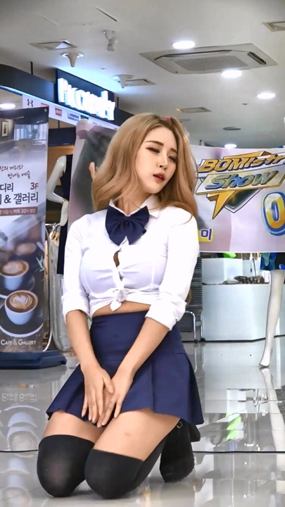 韩国妹子户外白衬衫超短裙黑丝高跟可爱舞蹈2分12秒