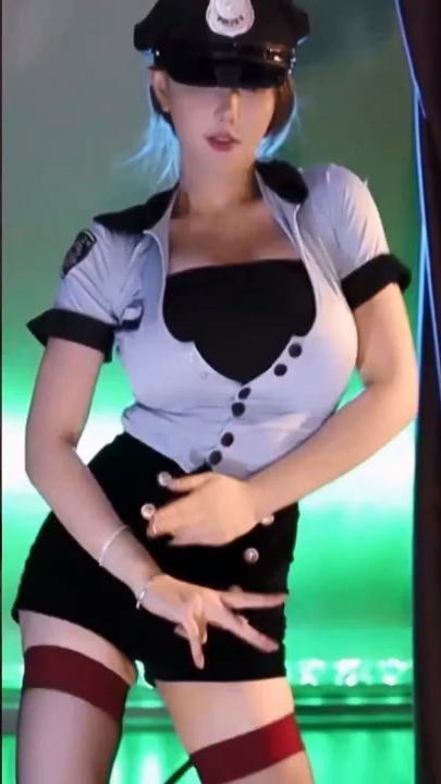 【Minana呀】一键换装大摆锤合集3‘39“。感受斗鱼巨乳天花板带来的视觉震撼。