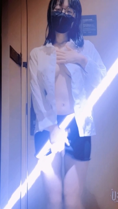 最新流出，眼镜福利姬【桃仔酱】白虎情趣裸舞17V 15\’8\”