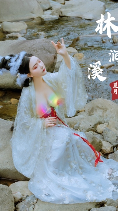 七尺大乳！【夏月】景区露出，奶头挂铃铛 218P 29V 6‘