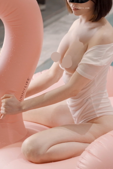 顶级女模私拍，真实写照社极品清纯大波小姐姐泳池戏水裸泳，水下探秘女体私密诱惑1080P高清3V