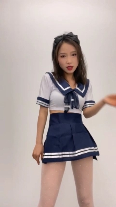 KS网红【小雪儿】金主定制 裸舞 紫薇 18V 30分钟 580MB