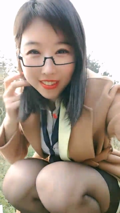 【姐姐不乖】户外小树林跳蛋闺蜜双秀 6V 4小时40分钟 3.08G