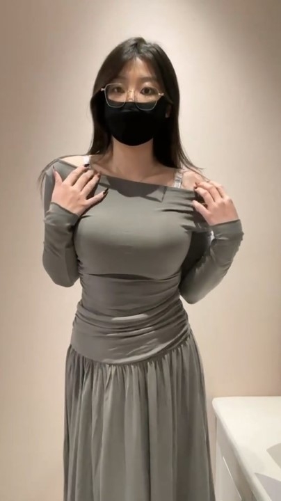 推特天然巨乳女神【小鲅鱼】自摸紫薇甩奶大摆锤  21V 34分钟 1.79G