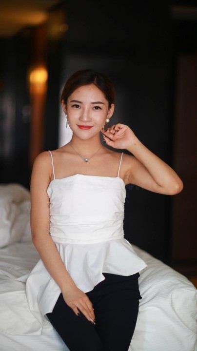 气质御姐多套服装大尺度写真 650P 8V 1分18秒 717M