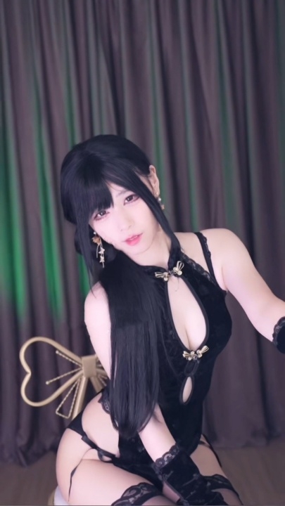 【B站UP主 草莓粥粥】美腿丝袜内衣裤诱惑骚舞【抖音 娃娃】定制透视露奶骚舞 34v57分 x026