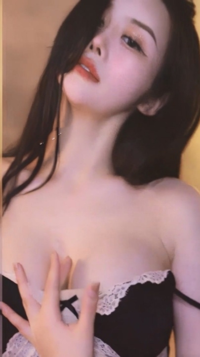 【抖音 猫崽崽三分糖】热舞露白内 裹胸滑下微露奶头 抖奶 5v18分 x092