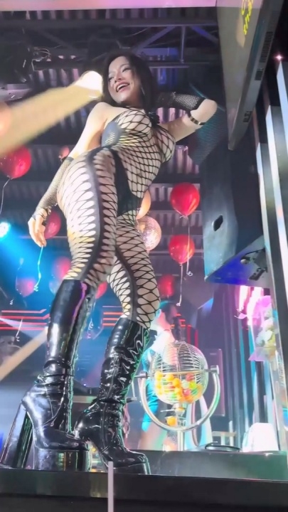 【越南夜店1】透明连体情趣 咪咪一览无遗 奶球盛宴PART1 5V45分 x260