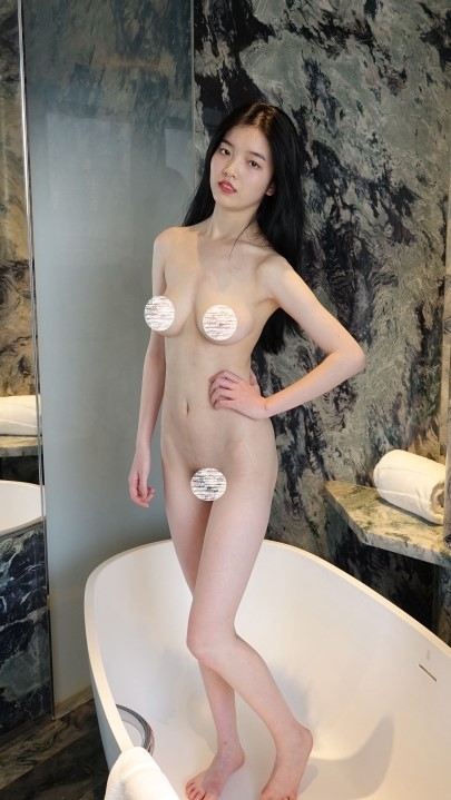 行X模特【香奈儿】【何蕊】私拍二合一 553P 2.46G