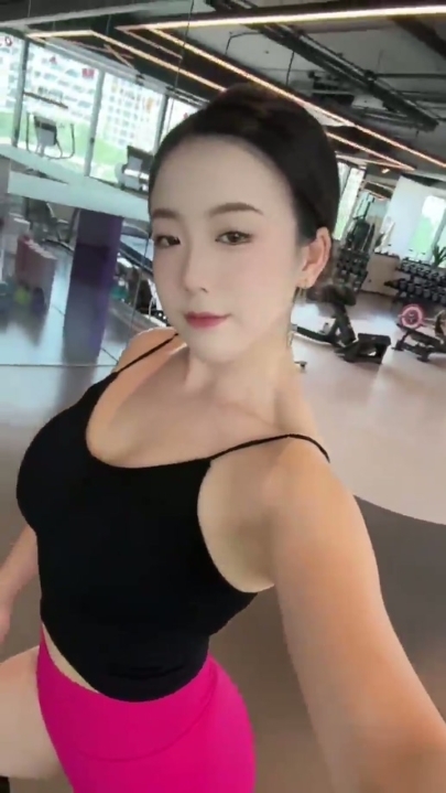 快手撸铁健身御姐【霏霏爱拿铁】定制福利 12V 40分钟 1.83G