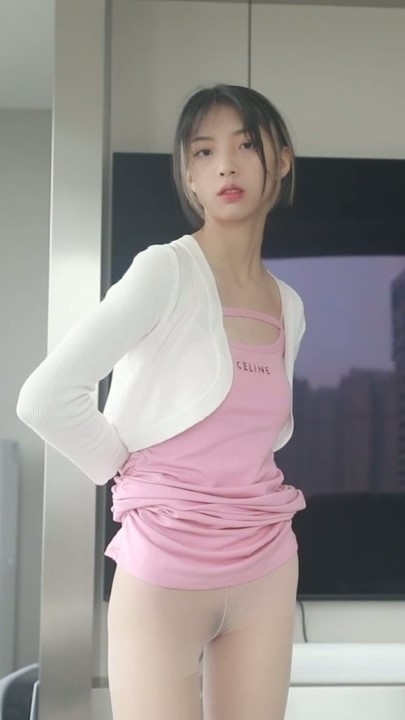 梦丝女神内部众筹【雪儿】神似痞幼，土豪定制 99P 1V 18分钟 1.84G