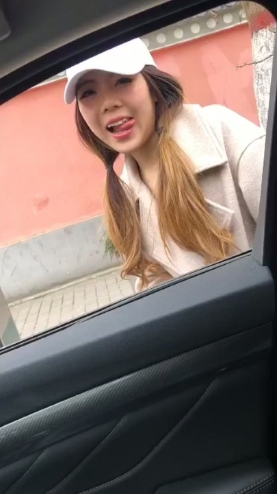 西萌鸭舌帽美女逛街 2V 1小时3分钟 1.51G