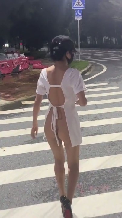 8月露出御姐【cikaimoon】真空出街超市买烟 23分钟 988M