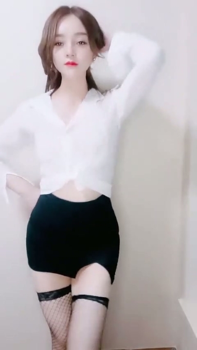 虎牙骚主播【凌菲儿】下海黄播 15V 6小时 2.88G