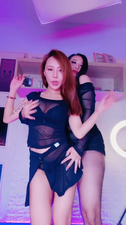 大奶骚货轻熟『台湾宝贝』双人秀热舞紫薇互玩超淫，管饱8小时 8.82G