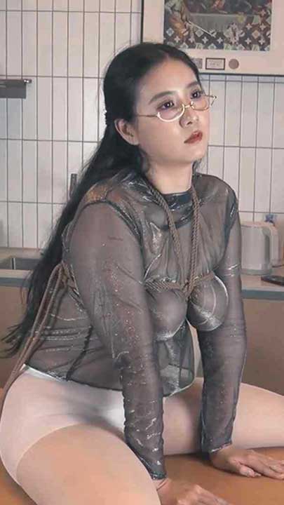 PANS 一月 露点无内丝袜丁字裤微露2V[3.6G】