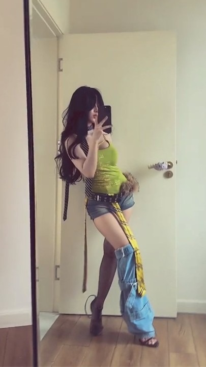 抖音【小瑜梵烁】+【要相信光】裸舞诱惑 39V 32分钟 2G