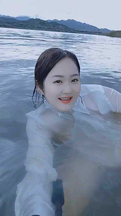 快手 多喝开水 肉感熟女24V【1.39G】