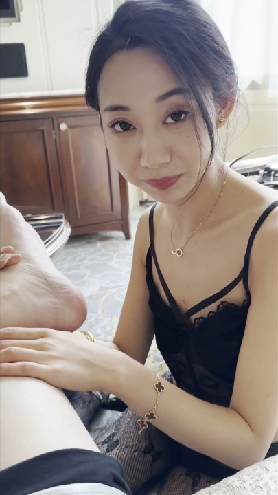 4K沉浸式欣赏2V，高颜值吃鸡舔脚+无敌视角洗澡 14分钟 2.74G