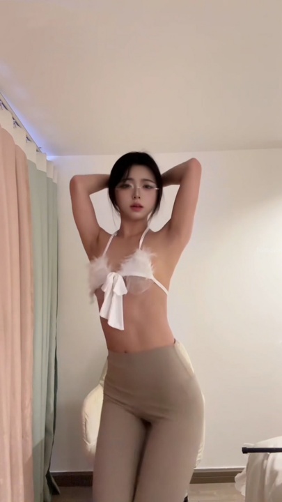 四川网红 瑜婉 性感川妹身材完美仿若天赐 扭腰顶胯大秀骚舞 纤指自慰眼神骚浪太会勾引！1V51分w1544