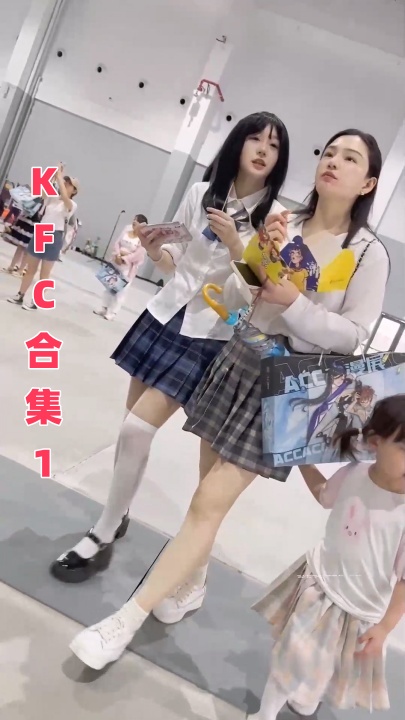 街拍大神『KFC』202512合集第1部分-14V 全是青春靓妹好看的小姐姐 HJ0061