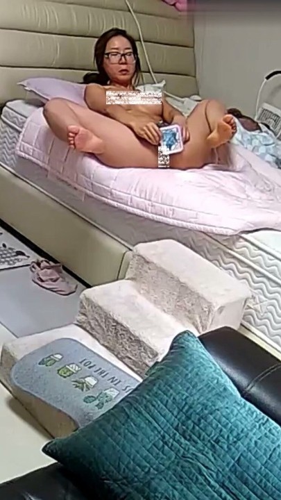 摄像头破解偷拍，眼镜少妇用镜子照观察阴部拔阴毛 8分钟 505M