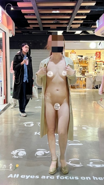 2月最新，推特牛逼露出女神【邪恶力量】各种户外 275P 整合5V 1小时9分钟 2.19G