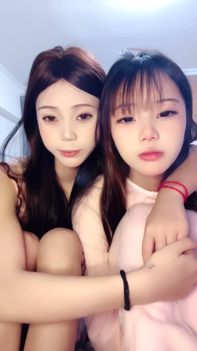 【06极品姐妹】【07老阿姨】两组嫩妹双人秀 6V 7小时30分 3.55G