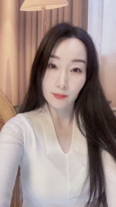 高颜白肤熟女【奶思鸭】美乳长腿~特写骚逼~疯狂自慰 9V 20分钟 1.55G